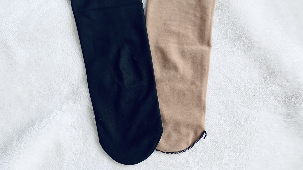 フェイクタイツの構造を説明する画像。肌色のタイツの上に黒い糸を編みかぶせる2重構造