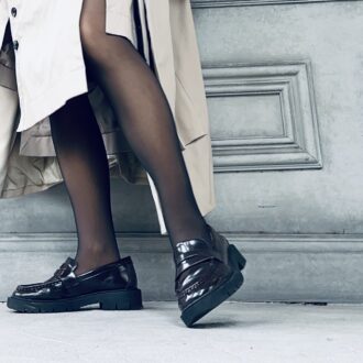 しまむら（福助）のフェイクタイツ2025冬最新モデル・ブラックとミニスカートを合わせた40代女性向けの冬コーディネート