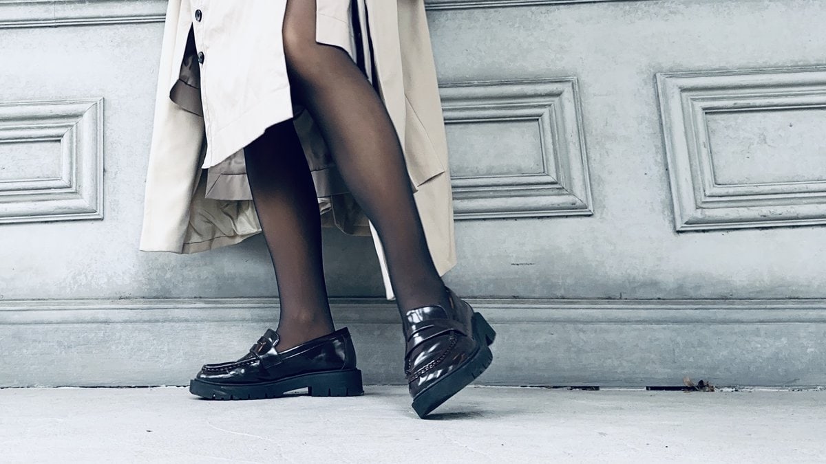 しまむら（福助）のフェイクタイツ2025冬最新モデル・ブラックとミニスカートを合わせた40代女性向けの冬コーディネート