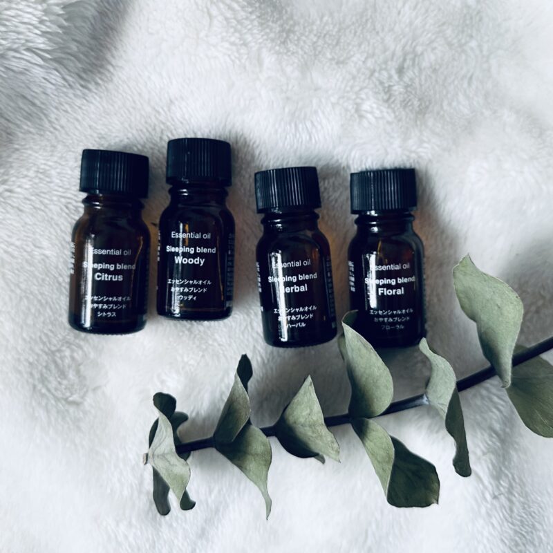無印良品「おやすみブレンド」シトラス・ウッディ・ハーバル・フローラルのボトルが並んだ画像