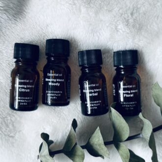 無印良品のエッセンシャルオイル「おやすみブレンド」シトラス・ウッディ・ハーバル・フローラルのボトルが並んだ画像