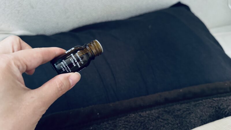 無印良品のエッセンシャルオイル「おやすみブレンド」おすすめの使い方：まくらカバーやベッドリネンに垂らす