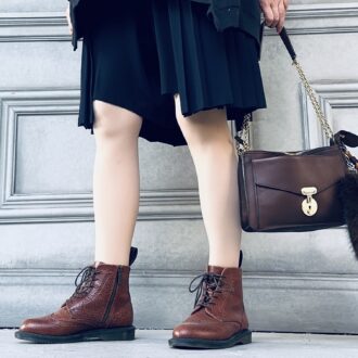 しまむらのフェイクタイツ2025冬最新モデル（ベージュ）をショートパンツとブーツに合わせた女性の足もとコーディネート画像