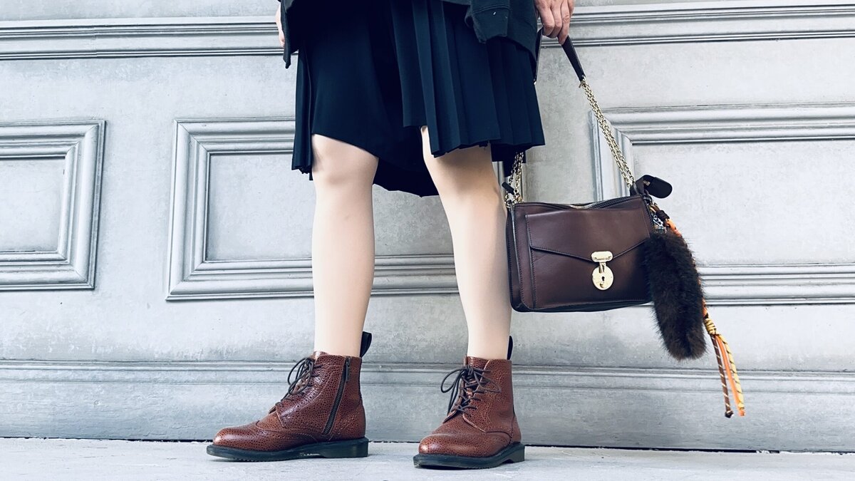 しまむらのフェイクタイツ2025冬最新モデル（ベージュ）をショートパンツとブーツに合わせた女性の足もとコーディネート画像
