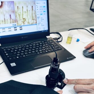 『ワークマン』のリカバリーウェア「メディヒール」に採用されている生地を手に乗せた血流実験画像(血行がよくなる)