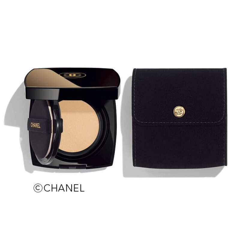 ハリと輝きを与えるスキンケアライン「サブリマージュ」と共通成分を配合。厳選したヴァニラによる潤いをプラスし、上質なツヤのある肌に仕上げてくれる。サブリマージュ レサンス ドゥ タン クッション 全6色 各3万3000円（シャネル）