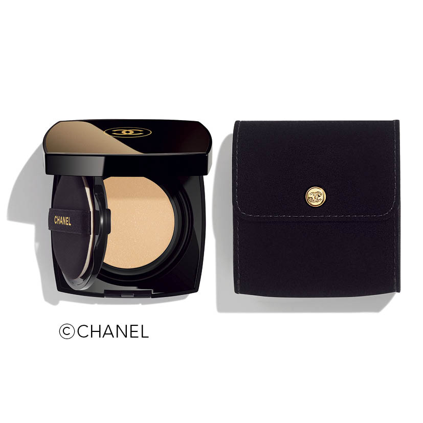 ハリと輝きを与えるスキンケアライン「サブリマージュ」と共通成分を配合。厳選したヴァニラによる潤いをプラスし、上質なツヤのある肌に仕上げてくれる。サブリマージュ レサンス ドゥ タン クッション 全6色 各3万3000円（シャネル）