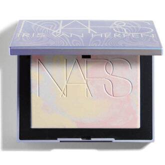 パステルピンク、イエローマーブル、ブルーの3色が肌に透明感とツヤを与える美肌仕立てパウダー。ホリデーシーズンの限定復刻で登場。NARS ライトリフレクティング プリズマティックパウダー 05082 6380円(NARS JAPAN)