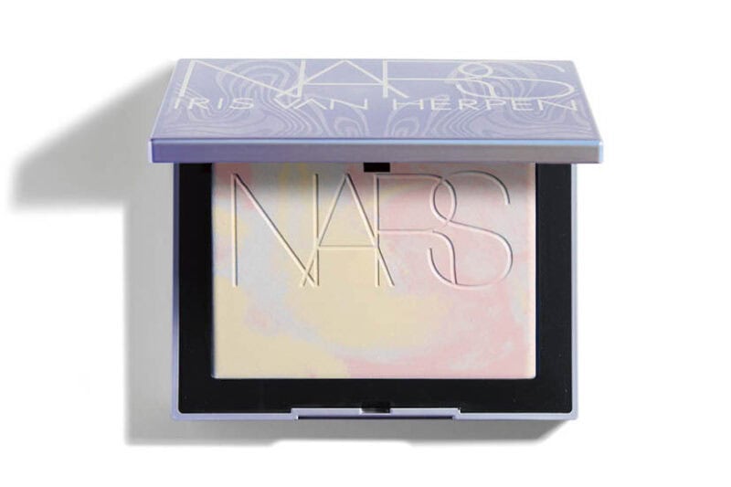 パステルピンク、イエローマーブル、ブルーの3色が肌に透明感とツヤを与える美肌仕立てパウダー。ホリデーシーズンの限定復刻で登場。NARS ライトリフレクティング プリズマティックパウダー 05082 6380円(NARS JAPAN)