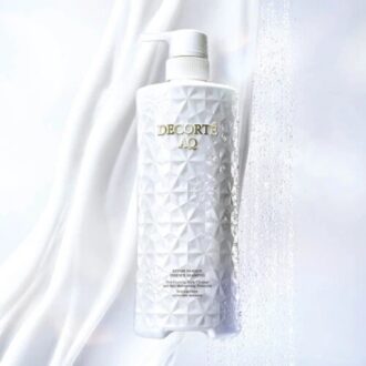 美容液99%配合、摩擦レスなエッセンスベースの泡立たないシャンプー。ツヤ、潤い、まとまり、しなやかさを網羅した仕上がりに。コスメデコルテ AQ リペア エッセンスシャンプー 800g 1万1000円(コスメデコルテ)
