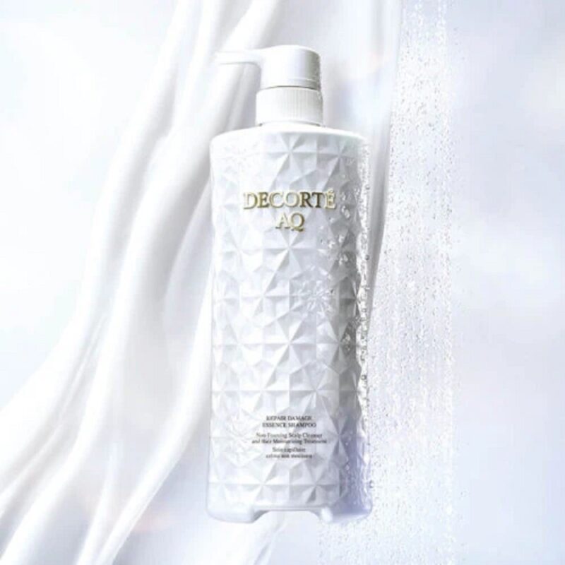 美容液99%配合、摩擦レスなエッセンスベースの泡立たないシャンプー。ツヤ、潤い、まとまり、しなやかさを網羅した仕上がりに。コスメデコルテ AQ リペア エッセンスシャンプー 800g 1万1000円(コスメデコルテ)
