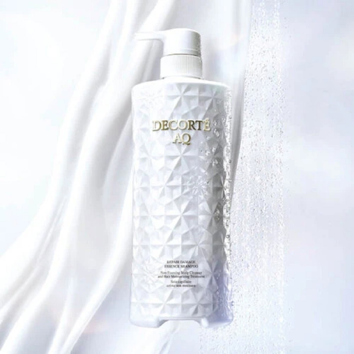 美容液99％配合、摩擦レスなエッセンスベースの泡立たないシャンプー。ツヤ、潤い、まとまり、しなやかさを網羅した仕上がりに。コスメデコルテ AQ リペア エッセンスシャンプー 800g 1万1000円（コスメデコルテ）