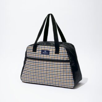 英国老舗【アクアスキュータム】からクラブチェックが主役の洗練ボストンバッグが登場！｜GLOW3月号付録