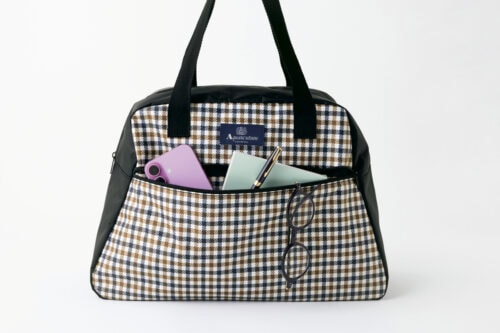 GLOW 2026年3月号2026年3月号 付録【アクアスキュータム 大容量ボストンバッグ】 すぐ取り出したいものを収納できるファスナー付きのフロントポケット