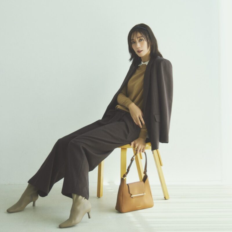 【着回しアイテム：Ⓐ＋Ⓓ】ポロニット4万9500円（ジョンスメドレー X エッフェ ビームス／ビームス ハウス 丸の内）　バッグ9万200円（ストラスベリー）　ブーツ1万5950円（ル タロン／ル タロン 有楽町マルイ店）　カチューシャ8800円（シャルダン ドゥ シュブー）　リング1万8700円（ジャミレイ／エルディスト ショールーム）