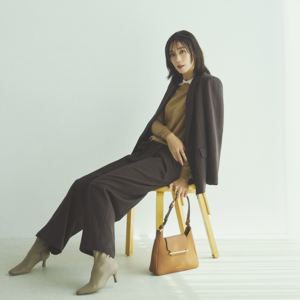 【着回しアイテム：Ⓐ＋Ⓓ】ポロニット4万9500円（ジョンスメドレー X エッフェ ビームス／ビームス ハウス 丸の内）　バッグ9万200円（ストラスベリー）　ブーツ1万5950円（ル タロン／ル タロン 有楽町マルイ店）　カチューシャ8800円（シャルダン ドゥ シュブー）　リング1万8700円（ジャミレイ／エルディスト ショールーム）