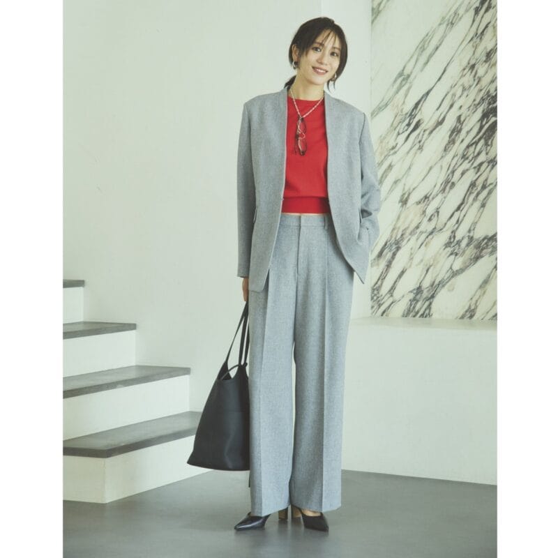 【着回しアイテム：Ⓐ＋Ⓒ】ニット3万9600円（オブリオ）　バッグ 4万5100円（ヴァジック／ヴァジックジャパン）　パンプス5万1700円（カチム）　メガネ4万6200円（プロポ／プロポデザイン）　ネックレス6万3800円（リューク） ピアス4180円（ヘンカ／ロードス）