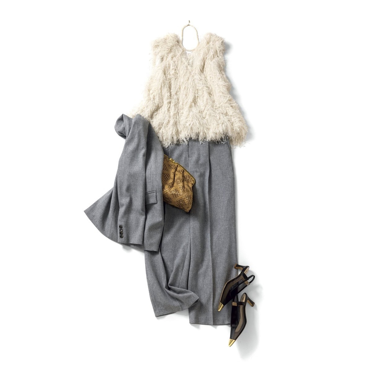 【着回しアイテム：Ⓐ＋Ⓒ】トップス2万8000円（シーニュ）　クラッチ6万6000円（トラモンターノ／ピモンテ）　パンプス4万2900円（ファビオ ルスコーニ／伊勢丹新宿本店 本館2階 婦人靴）　ネックレス7920円（アプロ／ロードス）