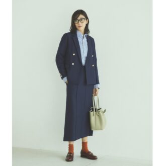 【着回しアイテム:Ⓐ+Ⓕ】シャツ2万900円(マイカ&ディール/D MC) バッグ4万4000円(ヴァジック/ヴァジックジャパン) ローファー3万9600円(ジャランスリウァヤ/ジャランスリウァヤ 日本橋) ソックス770円(靴下屋/タビオ) メガネ5万380円(オリバーピープルズ/ルックスオティカジャパン カスタマーサービス)