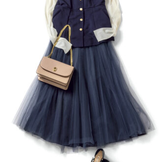 【着回しアイテム:Ⓒ】トップス1万6500円(デパリエ/デパリエ 伊勢丹新宿店) スカート3万3000円(ビリティス・ディセッタン/ビリティス) バッグ1万3750円(アルテミス by ダイアナ/アルミテス by ダイアナ アーバンドッグ ららぽーと豊洲店) パンプス2万350円(ダイアナ/ダイアナ 銀座本店) ピアス5390円(ieLS/ロードス)