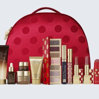【クリスマスコフレ】ホリデーの幕開けを告げる〈エスティ ローダー〉の“夢のようなレッドバッグ”｜プレゼント情報も