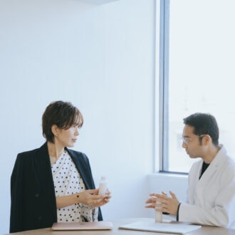 美容研究家藤本スバルさんと株式会社FRACORA／研究開発部 商品開発グループ マネージャー 博士（学術） 蔀（しとみ） 泰幸さんの対談