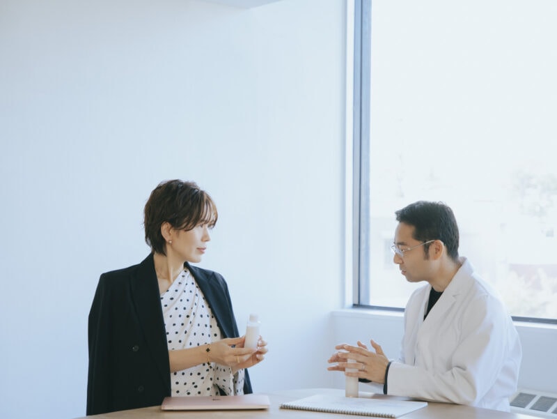 美容研究家藤本スバルさんと株式会社FRACORA／研究開発部 商品開発グループ マネージャー 博士（学術） 蔀（しとみ） 泰幸さんの対談