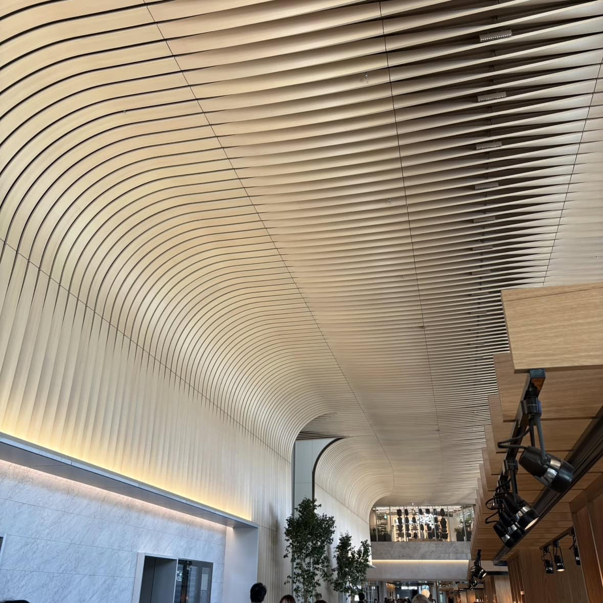 ニュウマン高輪のデザインも素敵