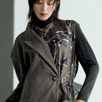 【40代おしゃれ】定番カーキを今っぽく更新。ワントーン×洒落小物でつくる“抜け感のある大人の品格”