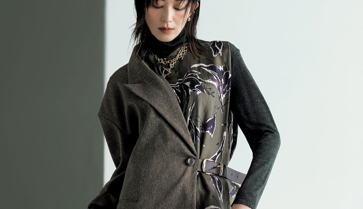 定番色の刷新で気分も新たに！ “カーキ”のワントーンで大人は品よく洒落る。