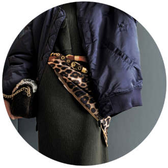 ベルトとスカーフをウエストの高い位置でラフに重ね、シンプルなワンピースコーデのアクセントに。