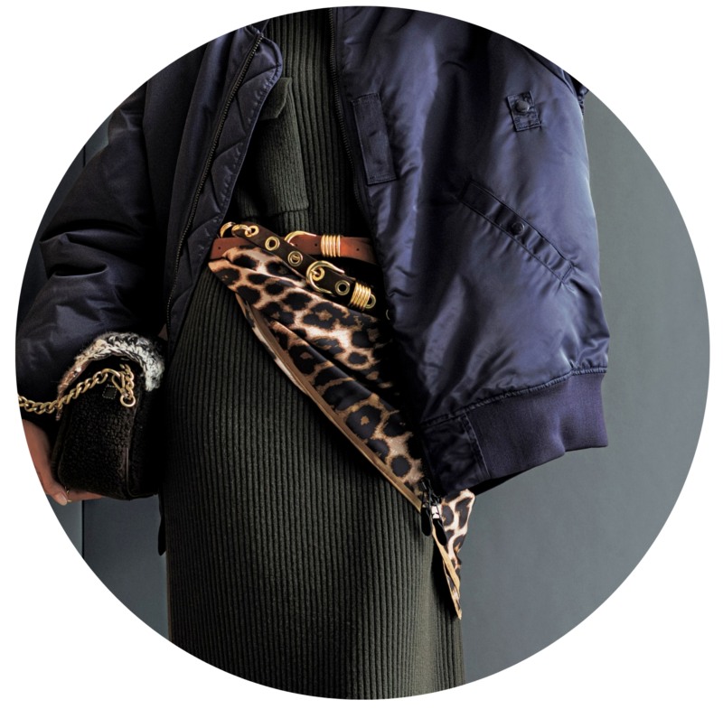 ベルトとスカーフをウエストの高い位置でラフに重ね、シンプルなワンピースコーデのアクセントに。