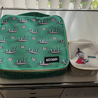 【付録】棚の上が秒で片付く！　ニョロニョロ総柄ケース＆リトルミイバニティポーチ