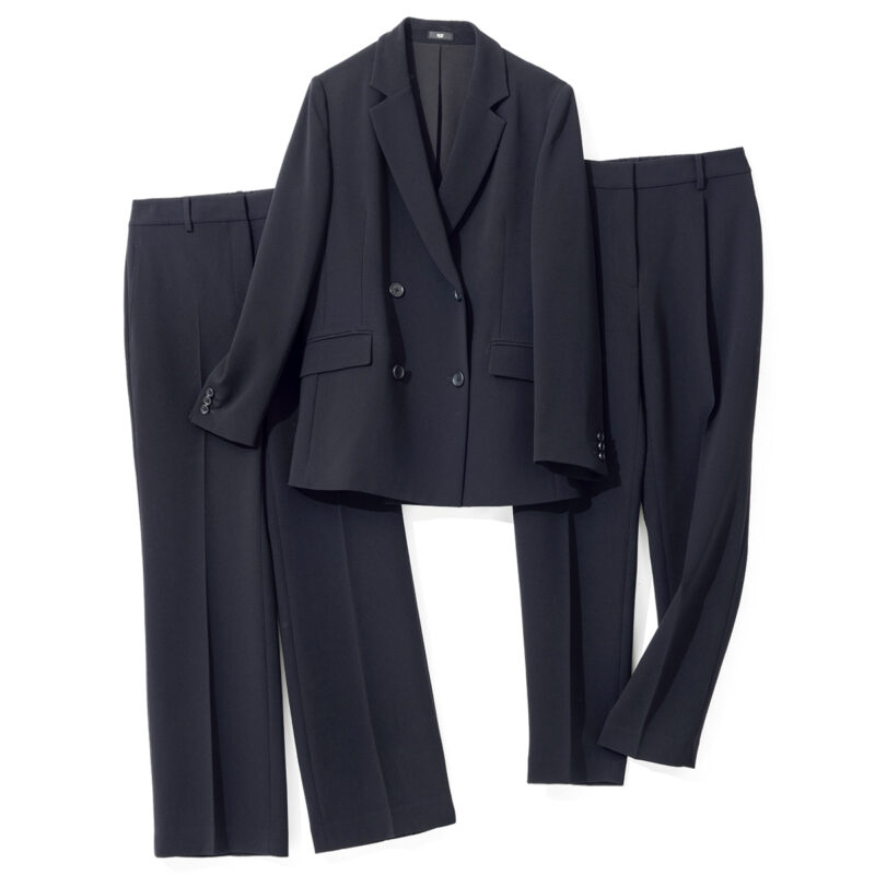 右から、裾に向かって細くなる美脚効果抜群のテーパードシルエット。足さばきがよく、すっきりとした佇まいをかなえる。テーパードパンツ1万2000円、プレーンなダブルブレストで着るシーンを選ばない。ややコンパクトなサイズ感でボタンを開けて羽織ってもかっこよく決まる。ジャケット2万3000円、センタープレス入りのスラリとしたラインが美しいストレートシルエット。膝を少し絞ってあり、膝下が長く見える効果も。ストレートパンツ1万3000円（すべてプラステ）