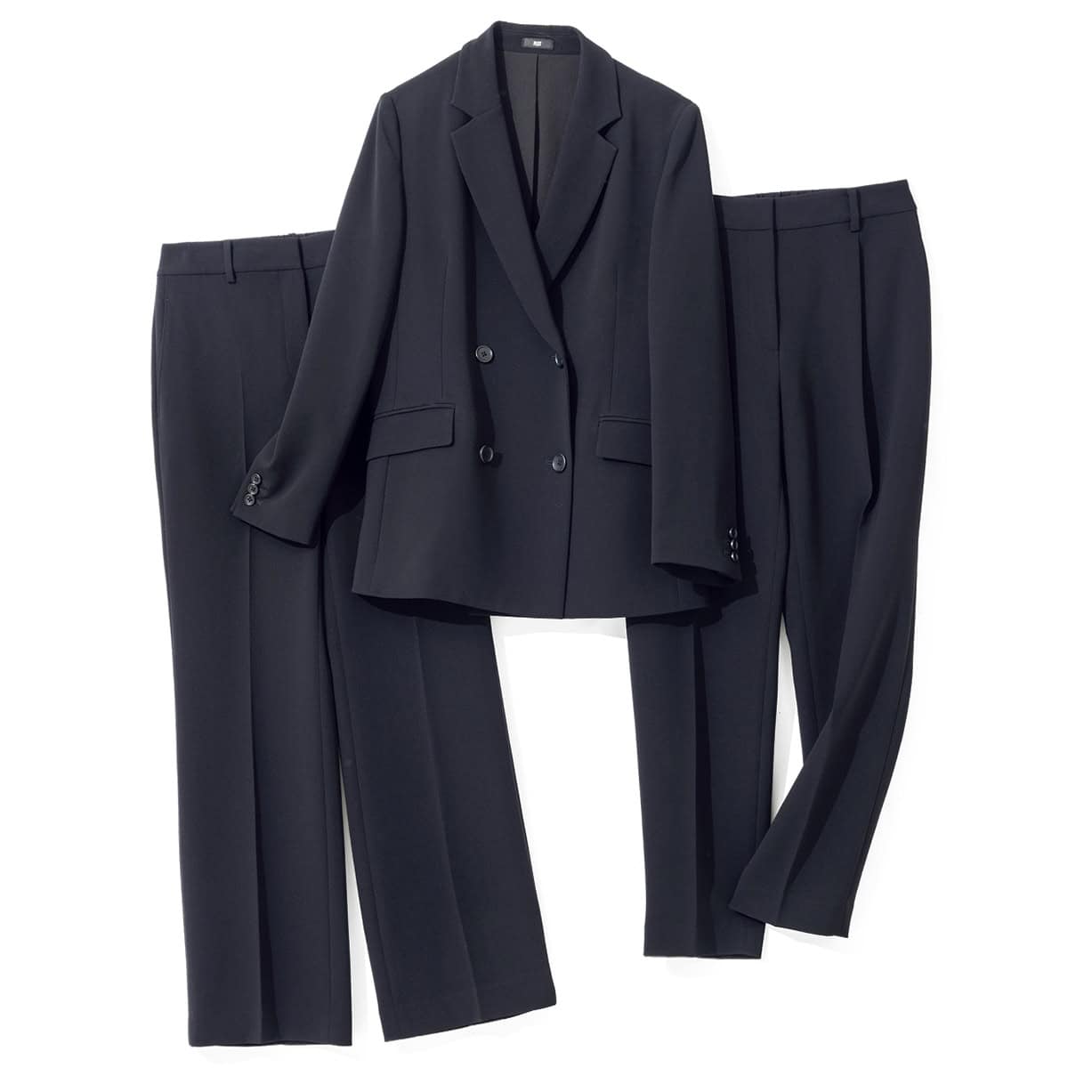 右から、裾に向かって細くなる美脚効果抜群のテーパードシルエット。足さばきがよく、すっきりとした佇まいをかなえる。テーパードパンツ1万2000円、プレーンなダブルブレストで着るシーンを選ばない。ややコンパクトなサイズ感でボタンを開けて羽織ってもかっこよく決まる。ジャケット2万3000円、センタープレス入りのスラリとしたラインが美しいストレートシルエット。膝を少し絞ってあり、膝下が長く見える効果も。ストレートパンツ1万3000円（すべてプラステ）