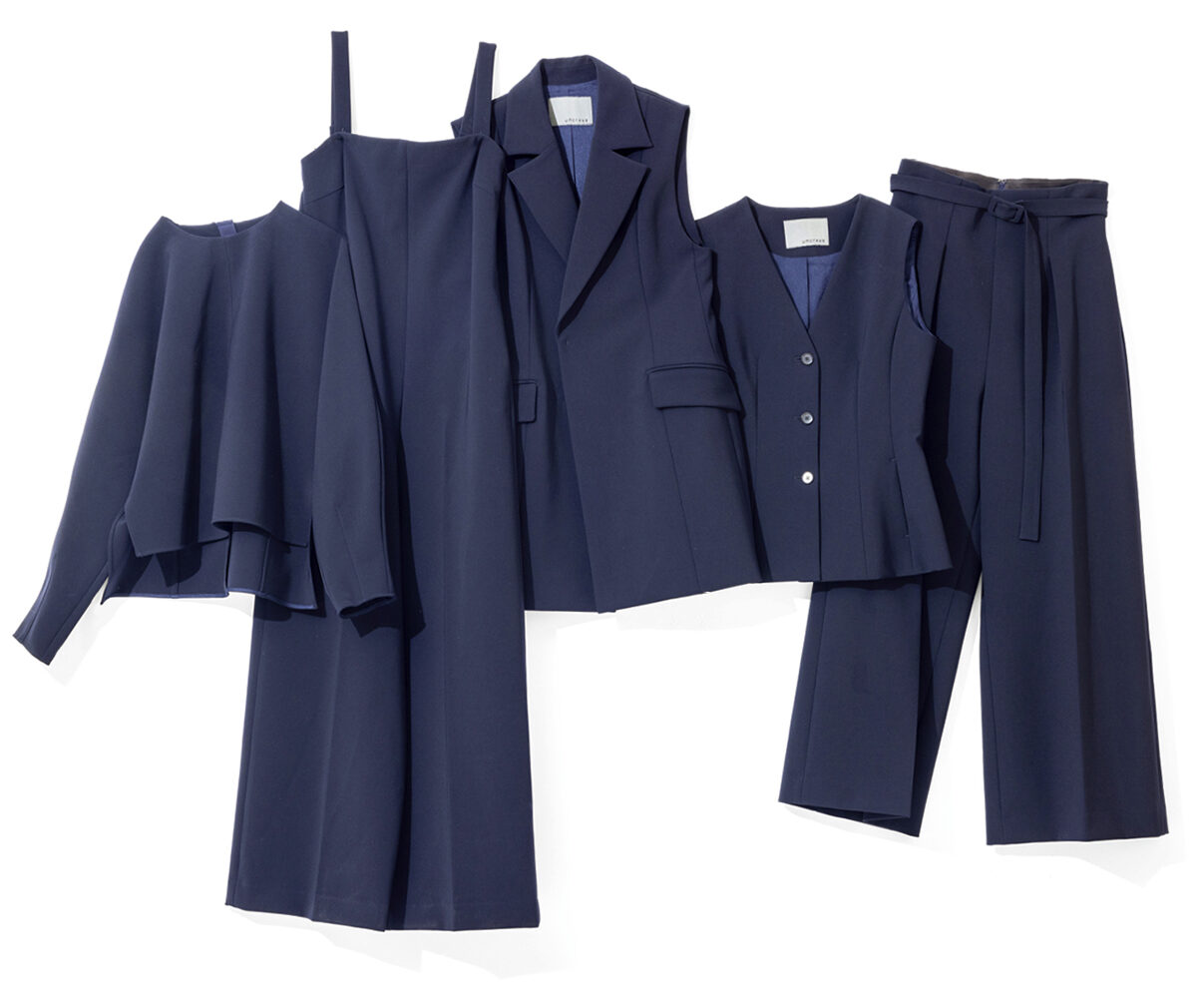 左から、ドルマンスリーブで着心地よく、着映え力も抜群。トップス2万8600円、ストンとしたラインで締めつけがなくて楽なのに今っぽくきちんと見える優秀な1着。オールインワン3万5200円、ジレ3万9600円 ※すべて12月上旬発売予定、ウエストを絞ったカーヴィなラインがスタイリッシュ。ジレ2万9700円、ハリのある素材が作るワイドなストレートシルエットが美しい。少しハイウエストの仕様で脚長効果も。ワイドパンツ2万8600円（すべてアンクレイヴ）