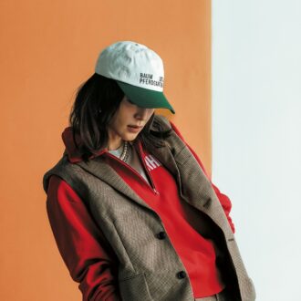 【40代おしゃれ】“赤”が地味コーデを救う！ 旬のブラウンスタイルを華やかに！