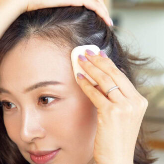 生え際の毛が細くなったら、薄毛カバーに使えます。気になる部分にフワッとなじませれば、地肌の透け感が目立たないのでまとめ髪の日に便利。