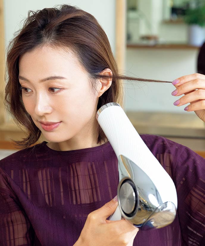 塗った状態のままだと肌や手についてしまうことも。素早くドライヤーで乾かしましょう。また、乾かすことで髪への密着力がより一層高まるものもあります。