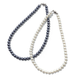 【弔事のアクセサリー】首もとに沿う一連 タイプが理想的。各2200円(カレット/(株)TRYVISION)