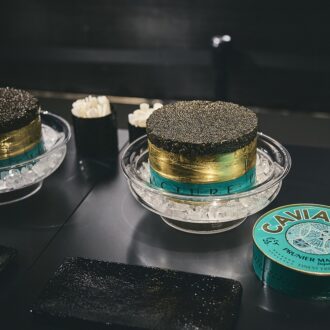 左がパエリ種(シベリアチョウザメ)を使った繊細でまろやかな味わいのトラディション、右オシェトラ種(ロシアチョウザメ)を使った芳醇でナッティーな風味が特徴なオシェトラクラシック