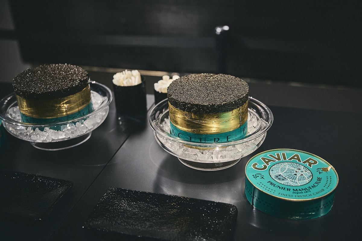 左がパエリ種(シベリアチョウザメ)を使った繊細でまろやかな味わいのトラディション、右オシェトラ種(ロシアチョウザメ)を使った芳醇でナッティーな風味が特徴なオシェトラクラシック