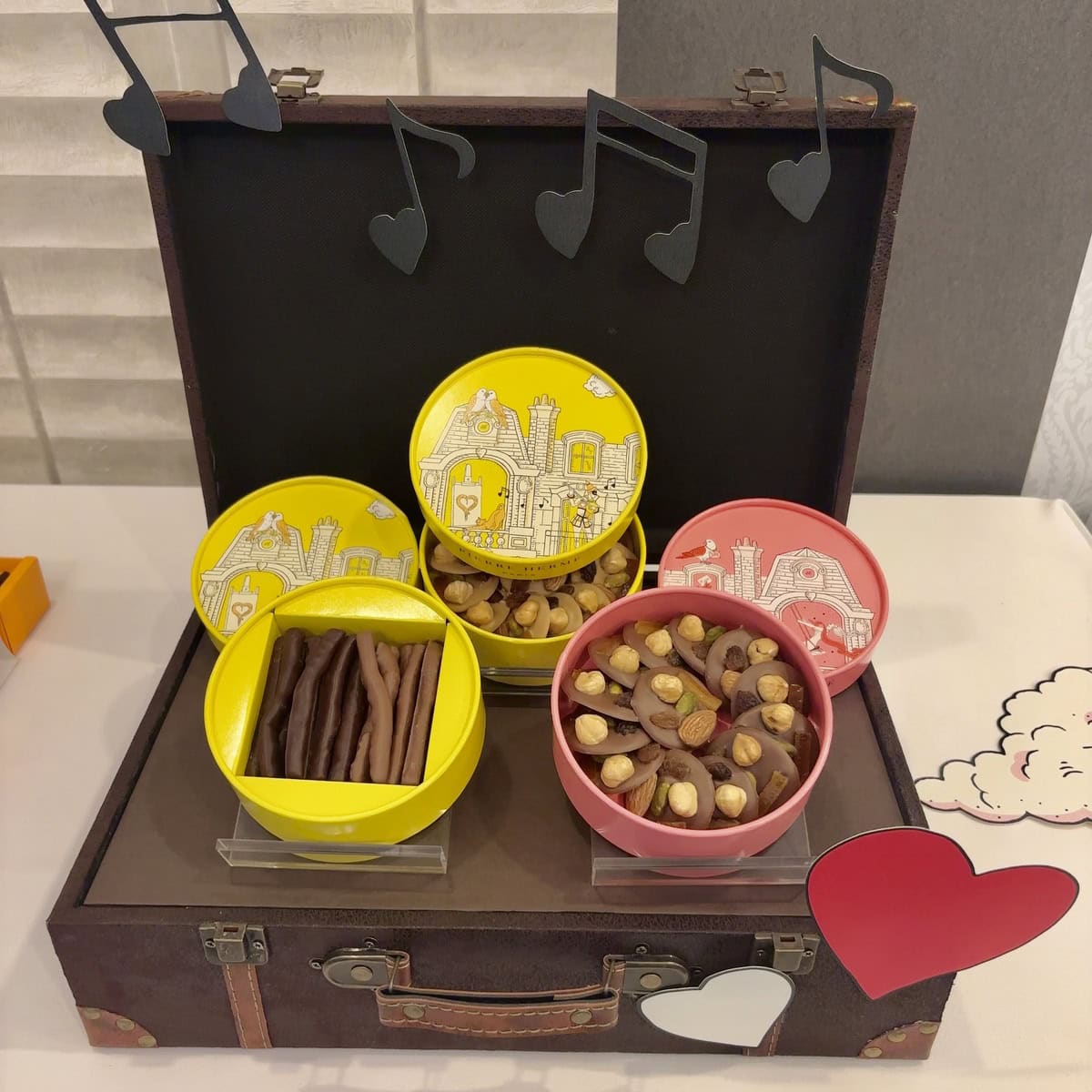 左から :アソリュティ マン オランジェット 3132円　※高島屋限定　マンディヤン ショコラ ブロン　3402円　※伊勢丹新宿店限定　マンディヤン ショコラ オ レ　3348円（ピエール・エルメ・パリ）