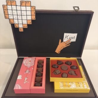 左から:トリュフ ア ソリュティマン 2970円 ※ジェイアール名古屋タカシマヤ限定 ショコラ アイ コニック 2160円(ピエール・エルメ・パリ)