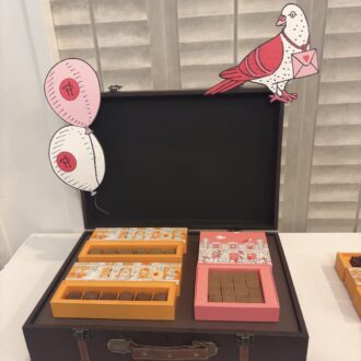 左上から時計回りに:トリュフ テ ヴェール マッチャ2916円 ※公式オンラインブティック限定 ガナッシュ イスパハン 2808円 ※西武池袋限定 トリュフ ア ソリュティマン 2916円 (ピエール・エルメ・パリ)