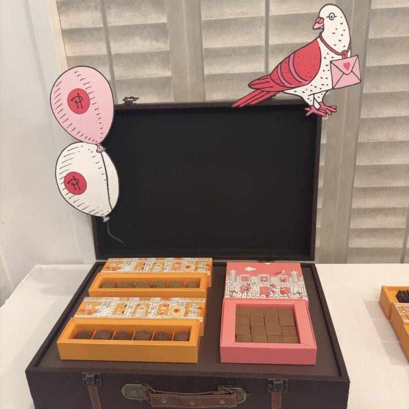 左上から時計回りに:トリュフ テ ヴェール マッチャ2916円 ※公式オンラインブティック限定 ガナッシュ イスパハン 2808円 ※西武池袋限定 トリュフ ア ソリュティマン 2916円 (ピエール・エルメ・パリ)