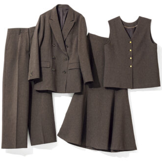 右から、刻印入りの金ボタンがリュクスなアクセントに。ジレ1万3090円、ウエストまわりはすっきり、裾に向かって広がるシルエットでスタイルよく見える。スカート1万989円、マニッシュなかっこよさが引き立つ6つボタンのダブルジャケット。肩や衿のおさまりがよくスタイリッシュに着こなせる。ジャケット1万8590円、ほどよい太さではきやすく、カジュアルダウンもしやすい。ワイドパンツ1万989円(すべてスーツスクエア/スーツスクエア TOKYO GINZA店)