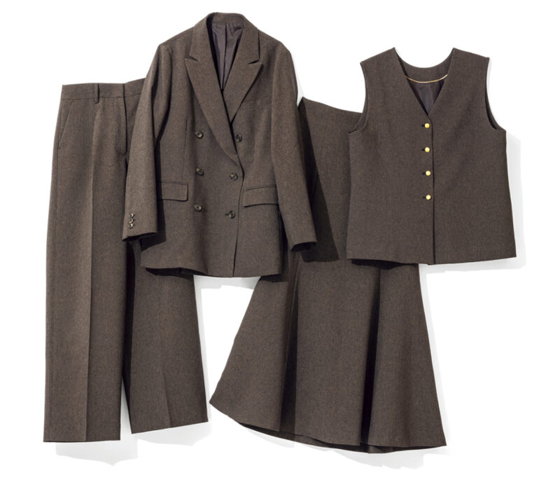 右から、刻印入りの金ボタンがリュクスなアクセントに。ジレ1万3090円、ウエストまわりはすっきり、裾に向かって広がるシルエットでスタイルよく見える。スカート1万989円、マニッシュなかっこよさが引き立つ6つボタンのダブルジャケット。肩や衿のおさまりがよくスタイリッシュに着こなせる。ジャケット1万8590円、ほどよい太さではきやすく、カジュアルダウンもしやすい。ワイドパンツ1万989円(すべてスーツスクエア/スーツスクエア TOKYO GINZA店)
