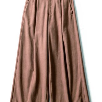 軽やかな色と素材で取り入れやすい。4万1800円（ゲミニー／ ウィムガゼット ルミネ新宿店）