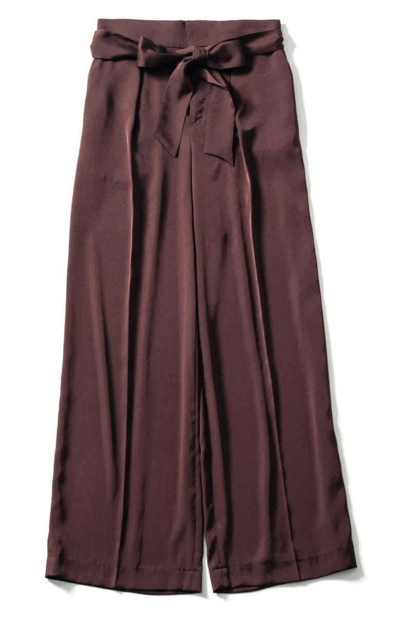 リボンベルト付きでウエストインしてもきれいに収まる。2万2000円（ティアラ）